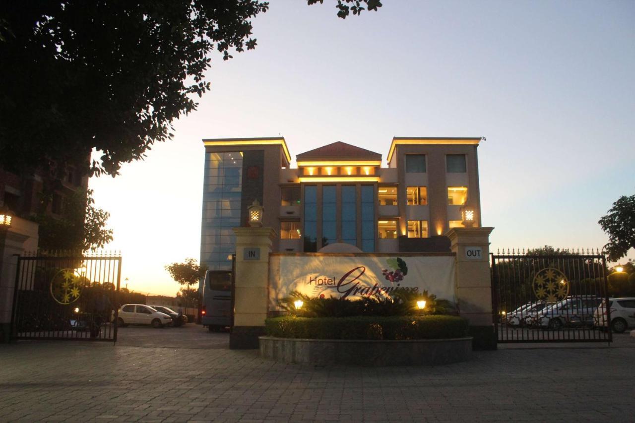 Ramada By Wyndham Varanasi Katesar Chandauli ภายนอก รูปภาพ