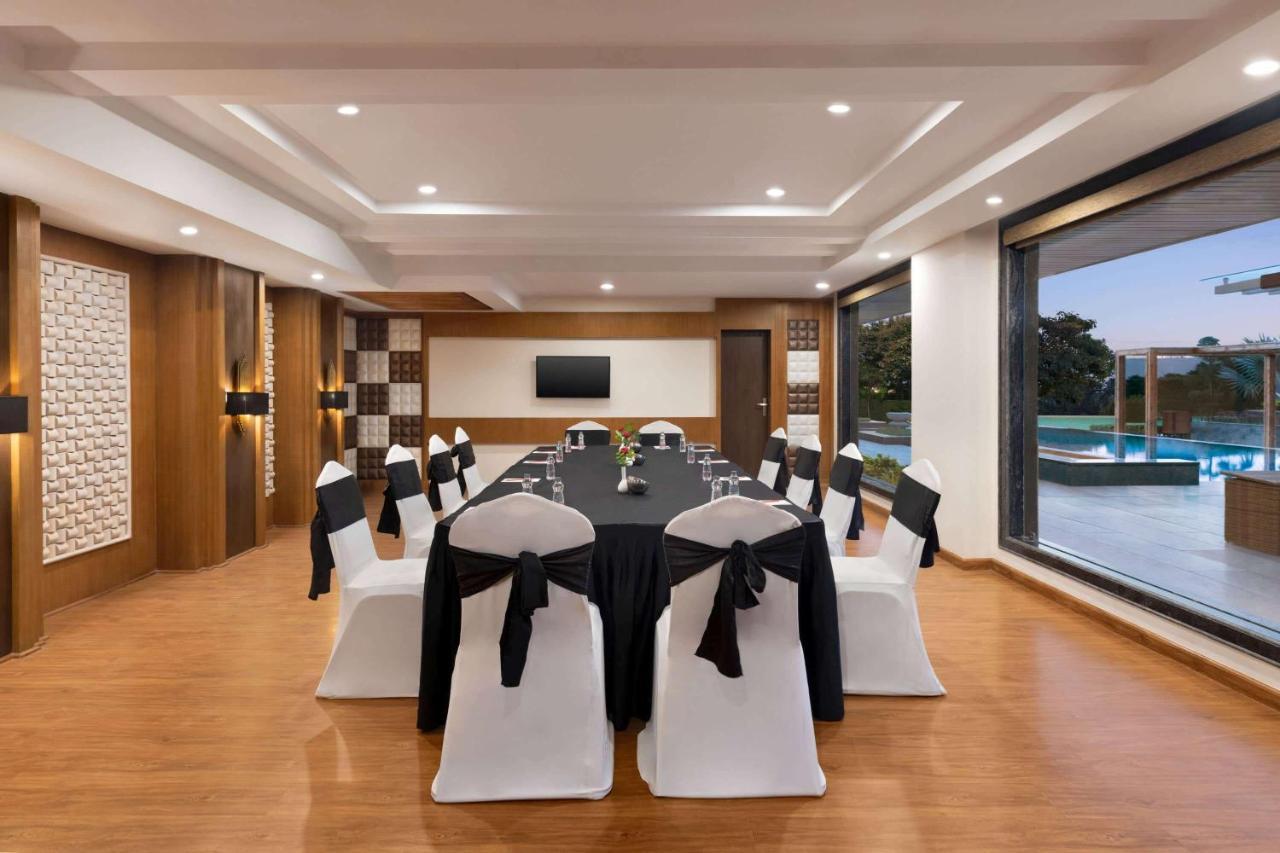 Ramada By Wyndham Varanasi Katesar Chandauli ภายนอก รูปภาพ