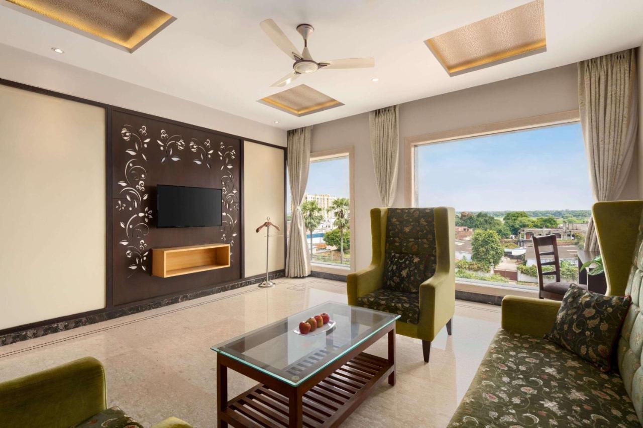 Ramada By Wyndham Varanasi Katesar Chandauli ภายนอก รูปภาพ