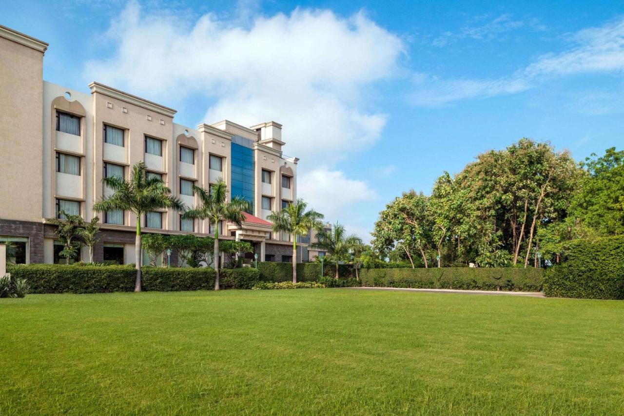 Ramada By Wyndham Varanasi Katesar Chandauli ภายนอก รูปภาพ