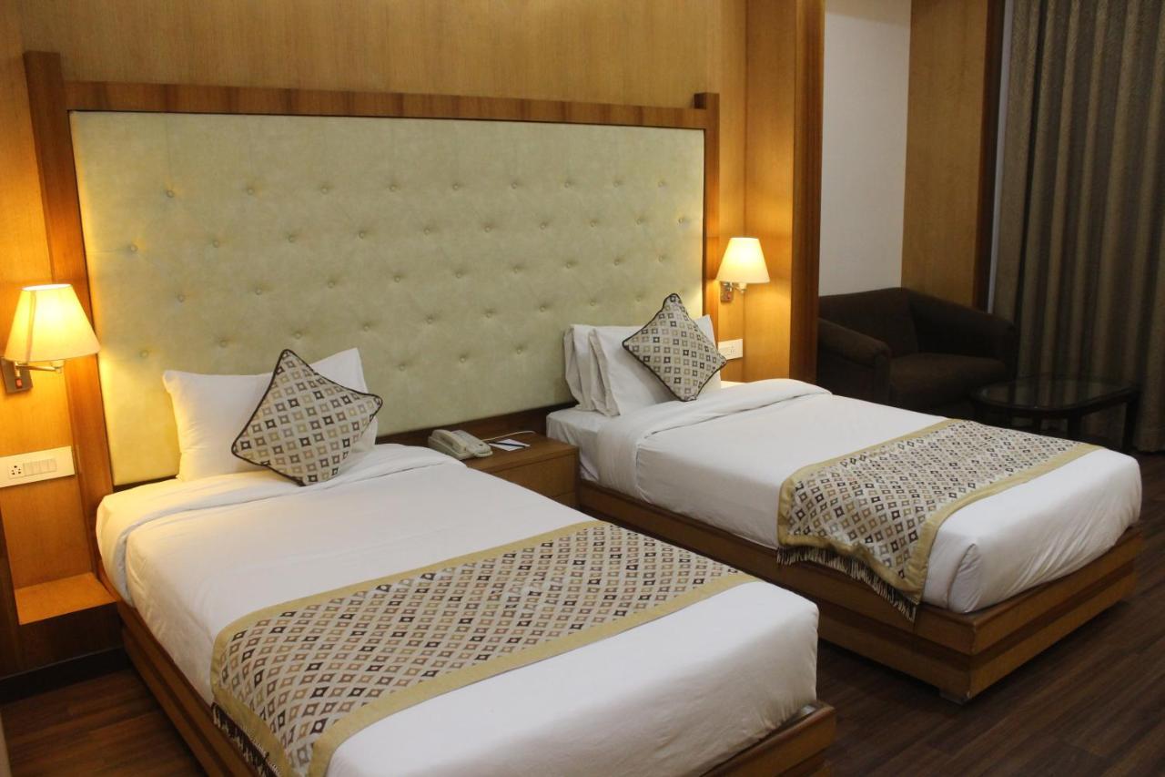 Ramada By Wyndham Varanasi Katesar Chandauli ภายนอก รูปภาพ