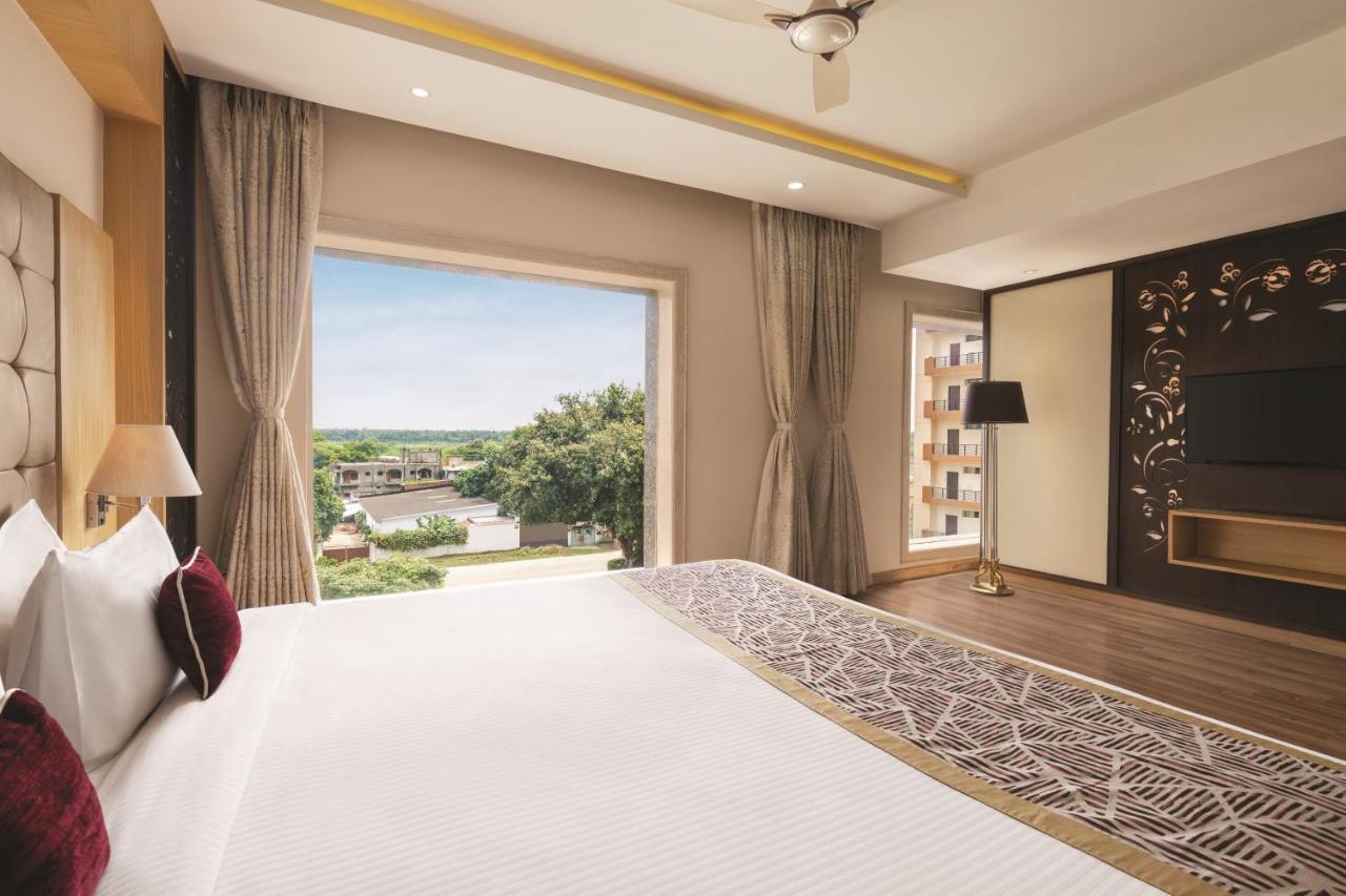 Ramada By Wyndham Varanasi Katesar Chandauli ภายนอก รูปภาพ