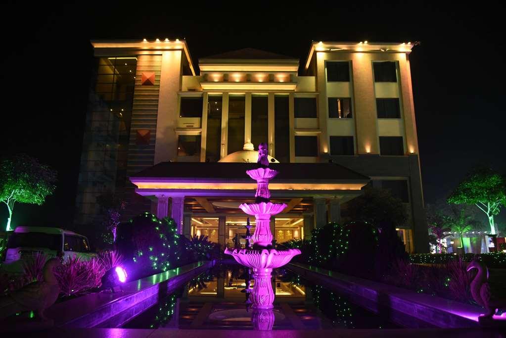Ramada By Wyndham Varanasi Katesar Chandauli ภายนอก รูปภาพ