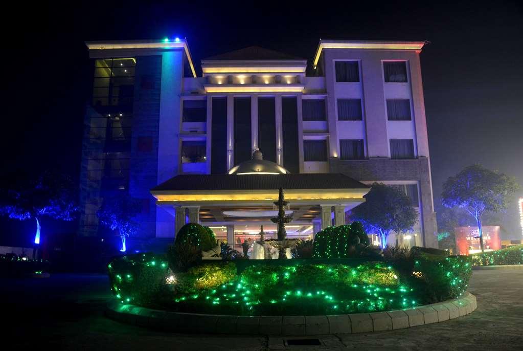 Ramada By Wyndham Varanasi Katesar Chandauli ภายนอก รูปภาพ