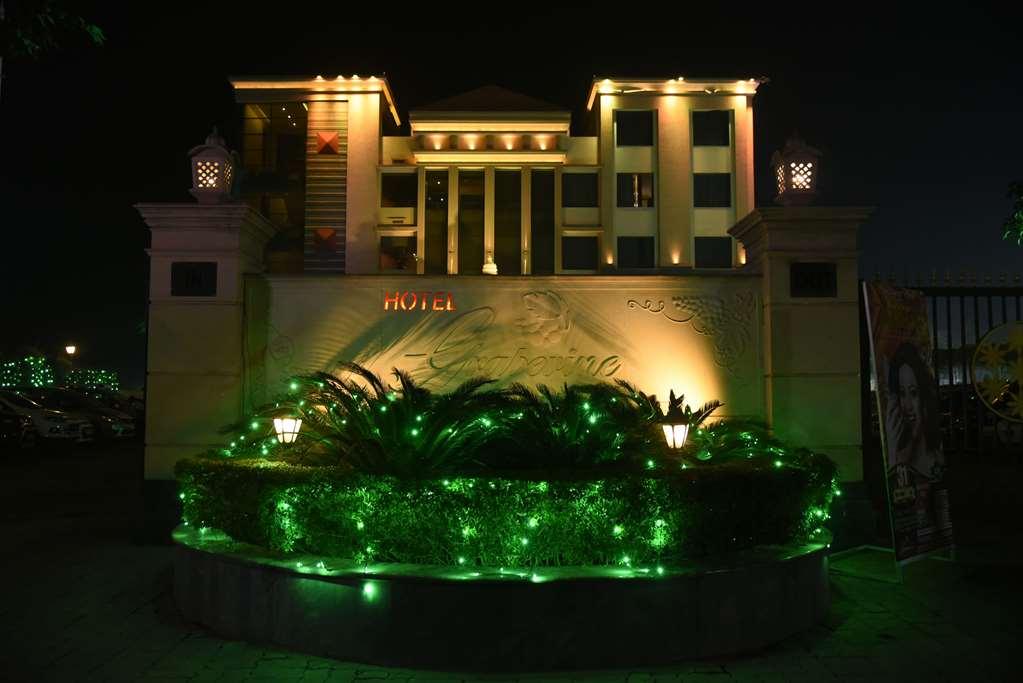 Ramada By Wyndham Varanasi Katesar Chandauli ภายนอก รูปภาพ
