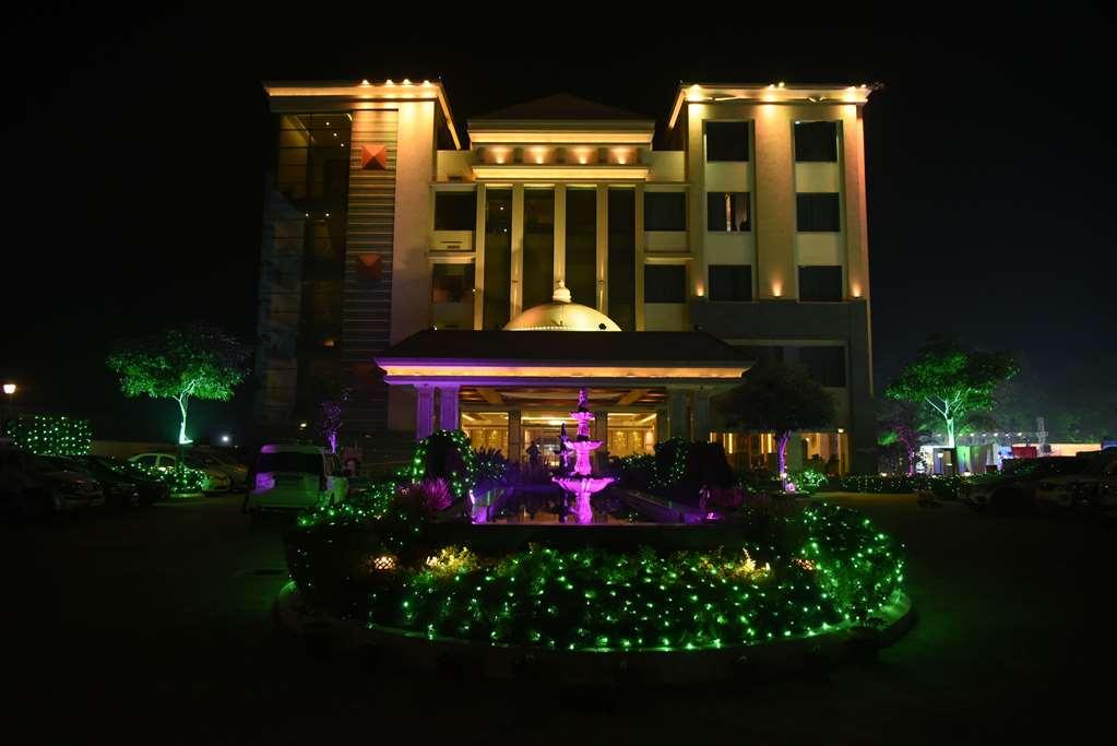 Ramada By Wyndham Varanasi Katesar Chandauli ภายนอก รูปภาพ