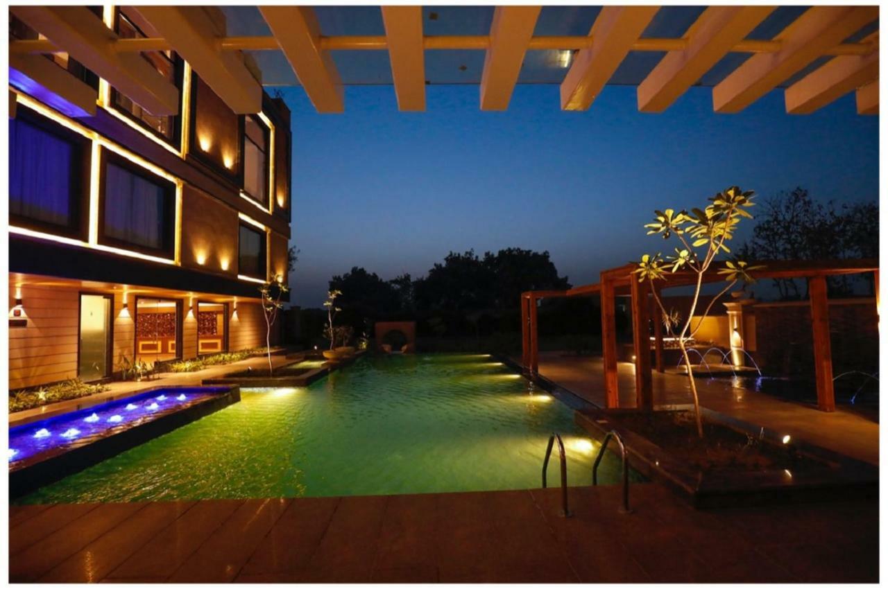 Ramada By Wyndham Varanasi Katesar Chandauli ภายนอก รูปภาพ